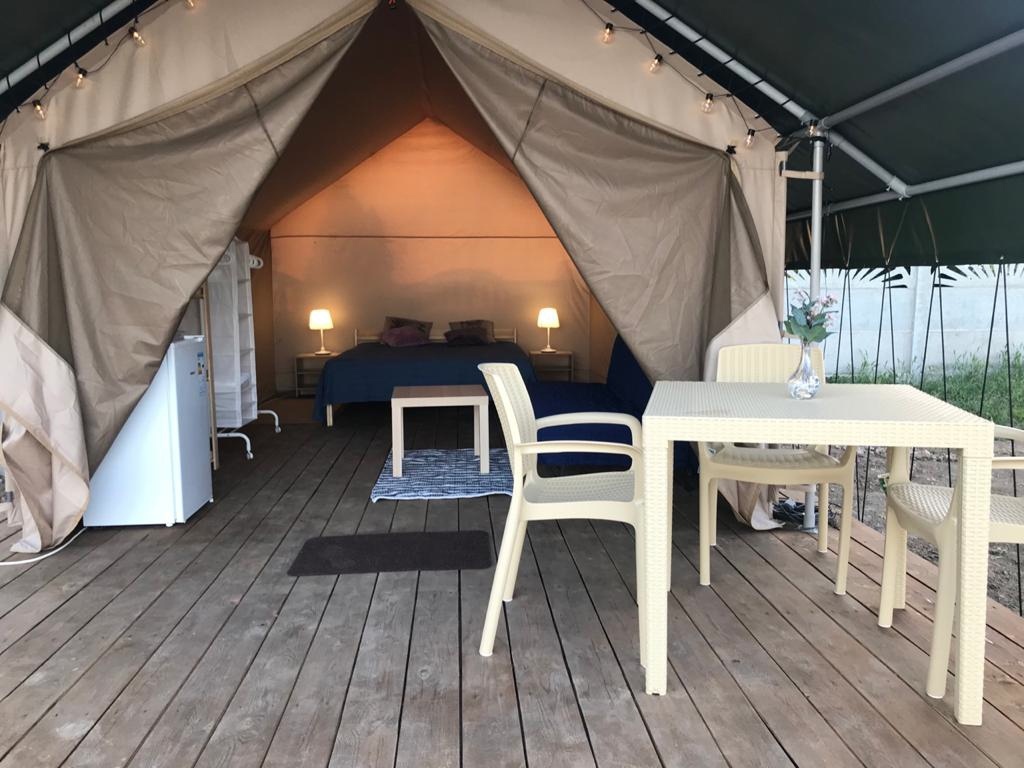 Территория и отдых в глэмпинге WestCamp — фотография 3